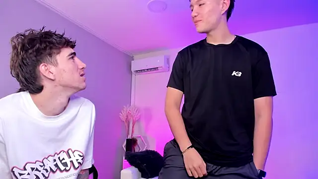 Handsomeboyss19 online show from April 24, 2026, 8:55 pm