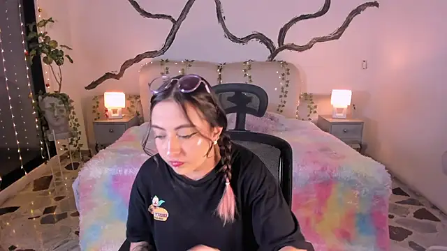 SarahCastro1  online show from November 25, 2025, 4:35 am