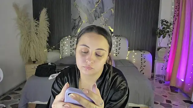 SarahCastro1  online show from April 4, 2026, 4:08 am