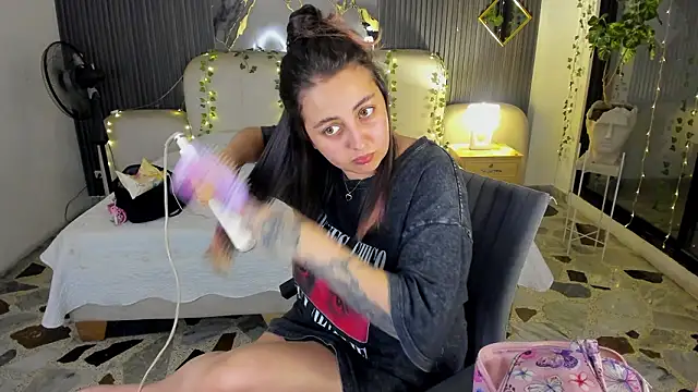 SarahCastro1  online show from March 5, 2026, 4:09 am