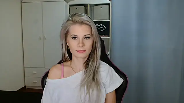 KristineGlow online show from March 26, 2026, 7:17 am