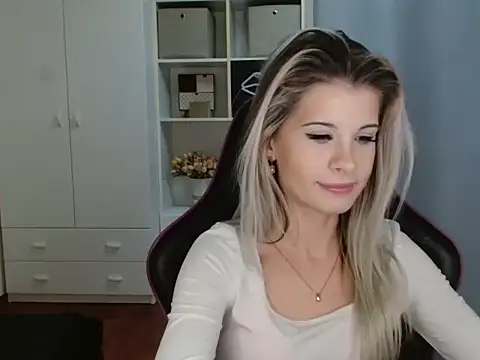 KristineGlow online show from December 19, 2025, 7:27 pm