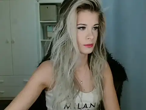 KristineGlow online show from December 1, 2025, 8:04 am