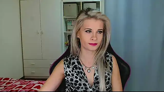 Snapshot of KristineGlow chatting on February 3, 2026, 7:13 am KristineGlow online show from February 3, 2026, 7:13 am