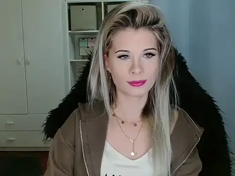 KristineGlow online show from November 5, 2025, 7:11 am