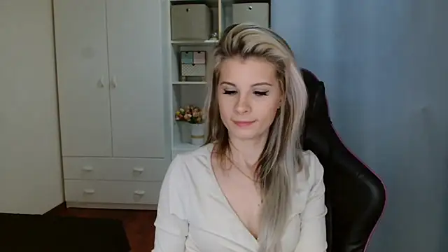 KristineGlow online show from March 9, 2026, 7:12 am