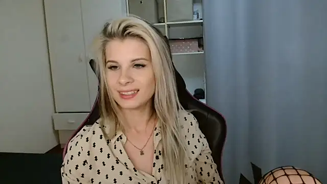 KristineGlow online show from May 9, 2026, 6:33 pm