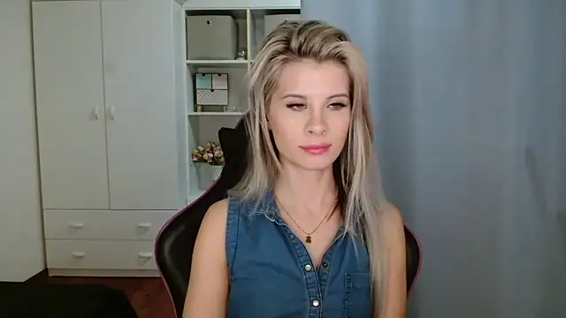 Snapshot of KristineGlow chatting on February 28, 2026, 7:13 pm KristineGlow online show from February 28, 2026, 7:13 pm