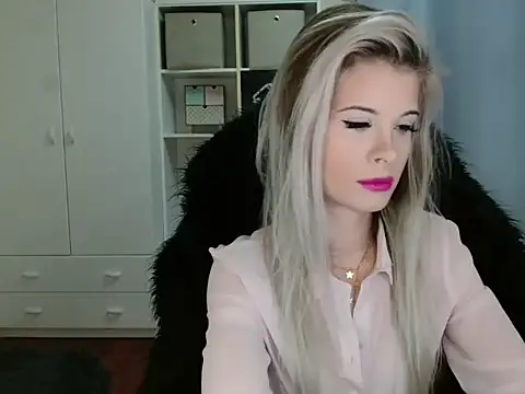 KristineGlow online show from November 7, 2025, 7:35 am