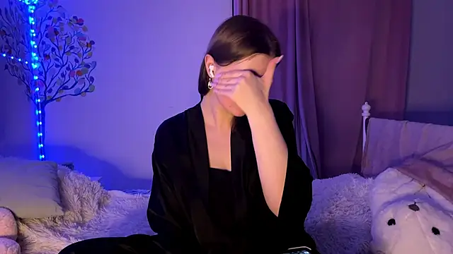 HoneyMist online show from October 10, 2025, 2:40 pm