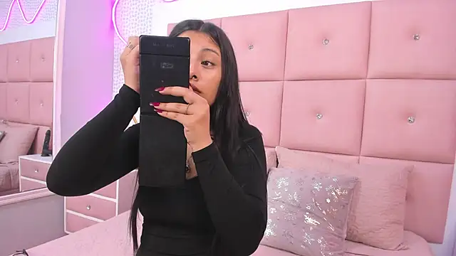 DaisySnugs1 online show from November 24, 2025, 12:27 pm