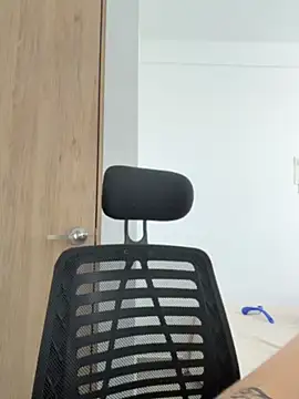 aliciia 23 online show from April 27, 2026, 8:40 pm