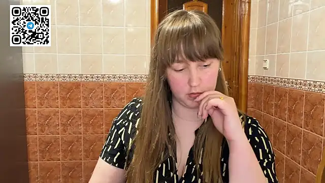 MaroonMoon  online show from April 15, 2026, 7:58 pm