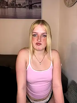Snapshot of DieBlondeHannah chatting on October 1, 2025, 6:23 pm DieBlondeHannah online show from October 1, 2025, 6:23 pm