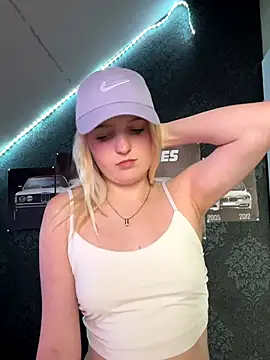 Snapshot of DieBlondeHannah chatting on September 10, 2025, 1:21 pm DieBlondeHannah online show from September 10, 2025, 1:21 pm