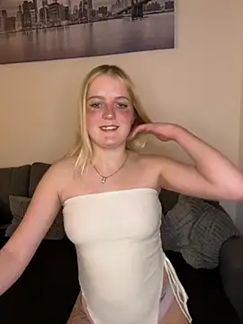 Snapshot of DieBlondeHannah chatting on October 7, 2025, 7:15 pm DieBlondeHannah online show from October 7, 2025, 7:15 pm