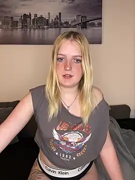 Snapshot of DieBlondeHannah chatting on September 30, 2025, 2:01 pm DieBlondeHannah online show from September 30, 2025, 2:01 pm
