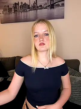 Snapshot of DieBlondeHannah chatting on October 5, 2025, 12:51 pm DieBlondeHannah online show from October 5, 2025, 12:51 pm