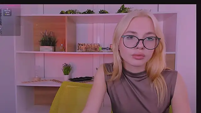 Snapshot of mila_glow1 chatting on October 16, 2025, 9:06 am mila glow1 online show from October 16, 2025, 9:06 am