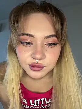 Snapshot of LunaMillie chatting on November 6, 2025, 8:40 am LunaMillie online show from November 6, 2025, 8:40 am