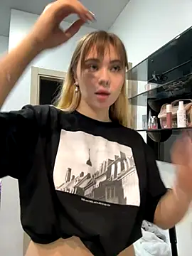 Snapshot of LunaMillie chatting on December 1, 2025, 9:43 am LunaMillie online show from December 1, 2025, 9:43 am