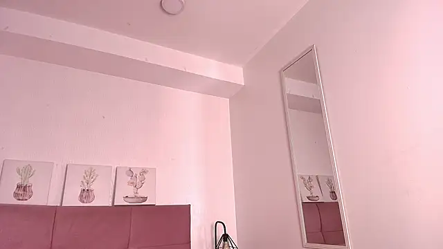 Snapshot of CamiilaGlow chatting on September 24, 2025, 5:30 pm CamiilaGlow online show from September 24, 2025, 5:30 pm