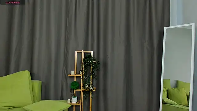MelissiaClow online show from September 27, 2025, 9:26 am