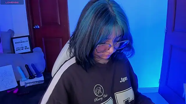 sophiievv online show from February 9, 2026, 6:17 pm