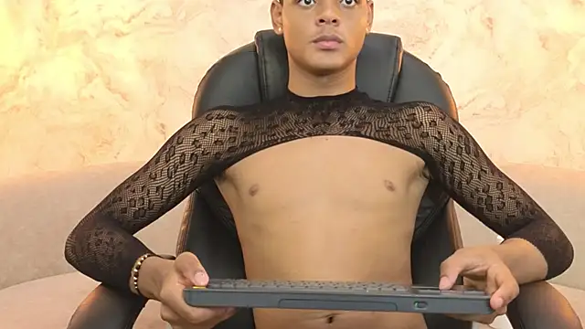 Valentino Thompson online show from September 11, 2025, 7:58 pm