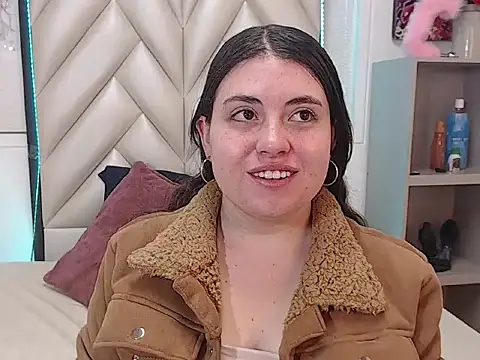 Snapshot of Vicluxxx chatting on October 24, 2025, 12:37 pm Vicluxxx online show from October 24, 2025, 12:37 pm