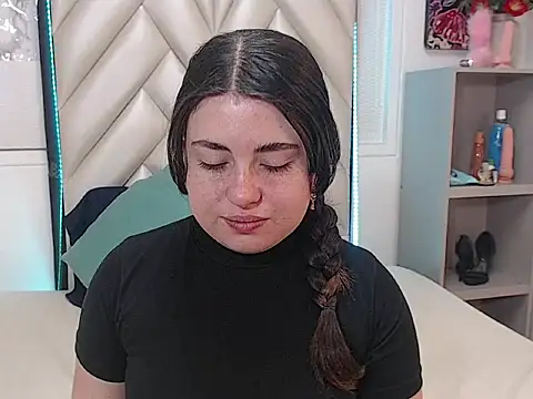 Snapshot of Vicluxxx chatting on October 29, 2025, 12:37 pm Vicluxxx online show from October 29, 2025, 12:37 pm