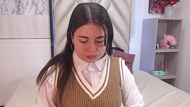 Snapshot of Vicluxxx chatting on October 12, 2025, 12:17 pm Vicluxxx online show from October 12, 2025, 12:17 pm