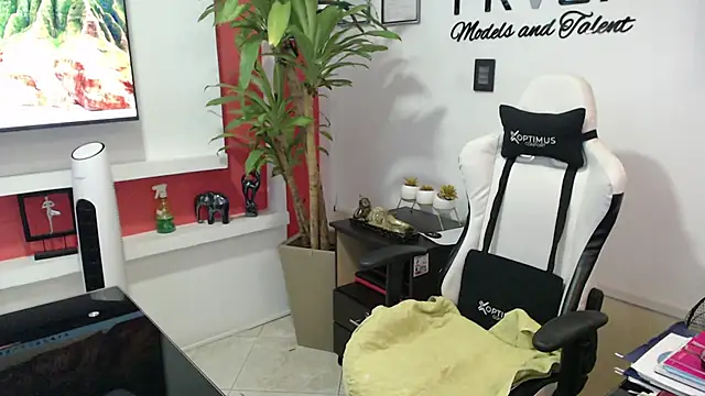 emily rz1 online show from February 10, 2026, 6:51 pm