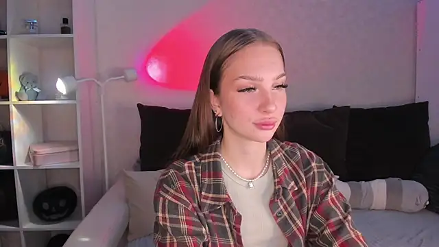 AliceLababy  online show from November 6, 2025, 3:21 am