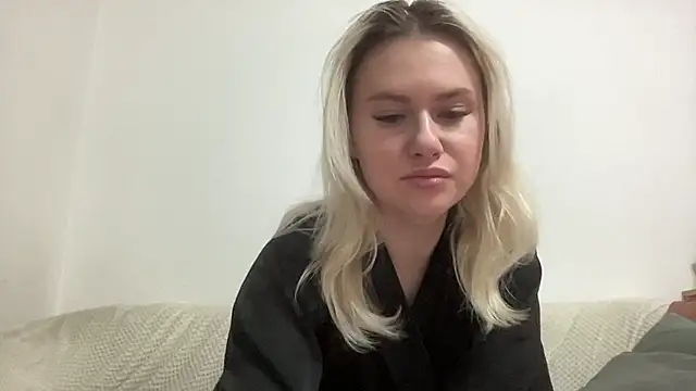 ElaraLuxxxe online show from November 14, 2025, 2:54 pm