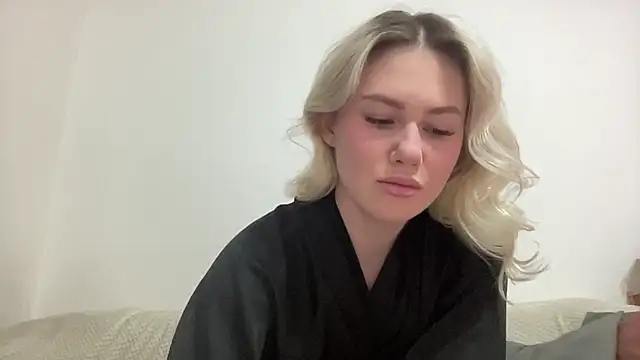 ElaraLuxxxe online show from December 2, 2025, 11:01 am