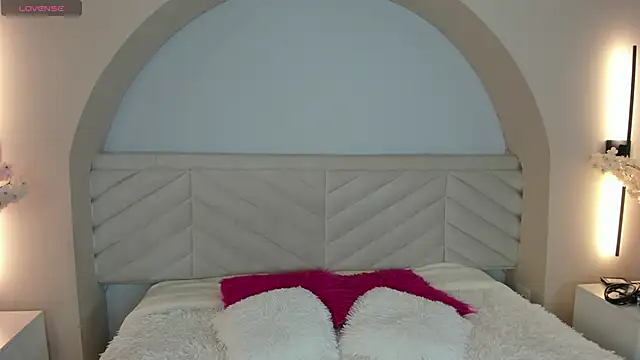 Mila Hank  online show from April 14, 2026, 12:21 pm