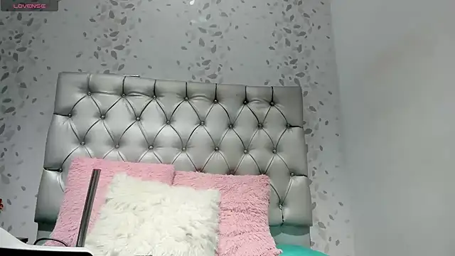 Snapshot of michelle_perla chatting on November 12, 2025, 6:45 pm michelle perla online show from November 12, 2025, 6:45 pm