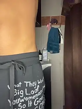 TRILLAHUNG online show from November 6, 2025, 9:24 am