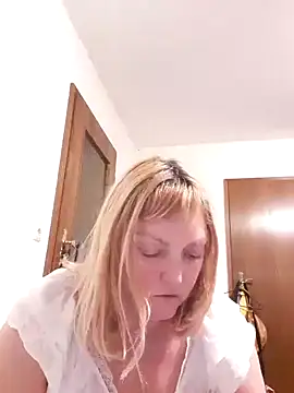 Snapshot of LiluLiluLilu chatting on October 24, 2025, 11:37 pm LiluLiluLilu online show from October 24, 2025, 11:37 pm