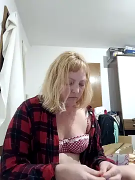 LiluLiluLilu online show from April 18, 2026, 7:07 pm