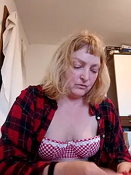 LiluLiluLilu online show from April 18, 2026, 5:48 pm