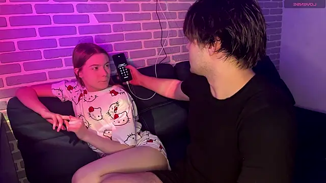 fetchingcouplee online show from October 20, 2025, 2:06 pm