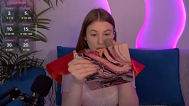 Snapshot of MelanieHenders chatting on October 31, 2025, 5:48 am MelanieHenders online show from October 31, 2025, 5:48 am