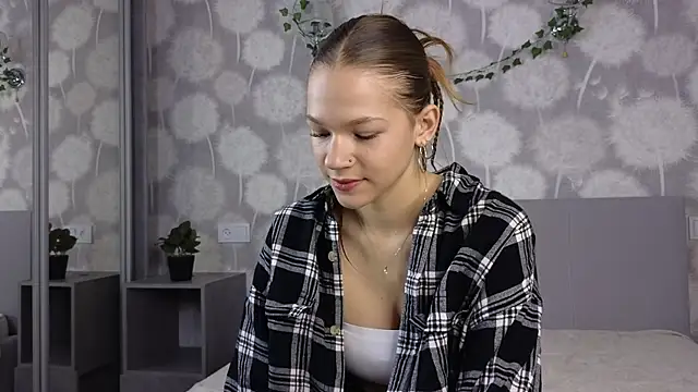 VelvetRisque online show from October 18, 2025, 6:15 am