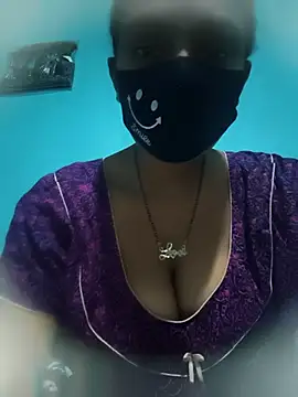 Snapshot of posewith chatting on October 22, 2025, 8:52 pm posewith online show from October 22, 2025, 8:52 pm