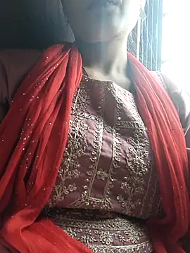 Snapshot of posewith chatting on November 16, 2025, 9:14 am posewith online show from November 16, 2025, 9:14 am