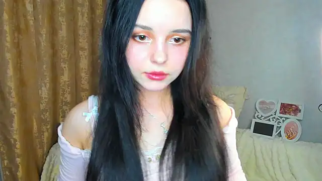 silkyaura online show from September 18, 2025, 4:43 pm