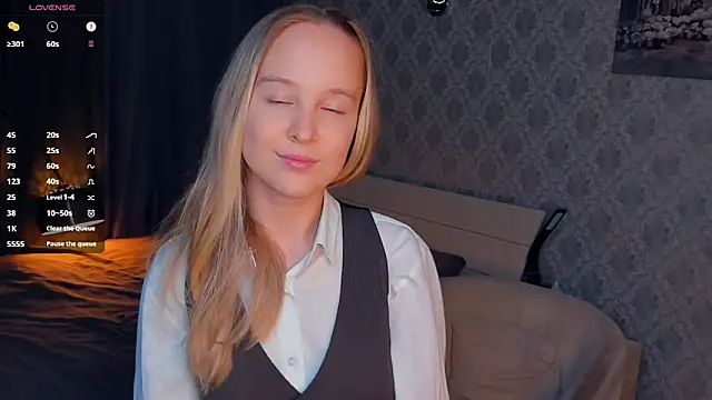 Snapshot of SoonMoor chatting on September 24, 2025, 5:19 pm SoonMoor online show from September 24, 2025, 5:19 pm