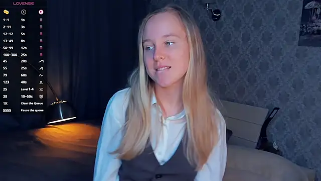 Snapshot of SoonMoor chatting on September 23, 2025, 5:53 pm SoonMoor online show from September 23, 2025, 5:53 pm